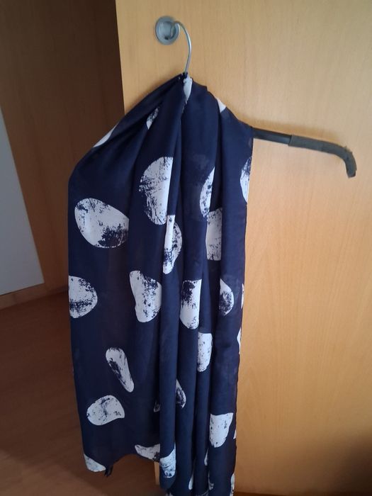 Vários lenços e echarpes