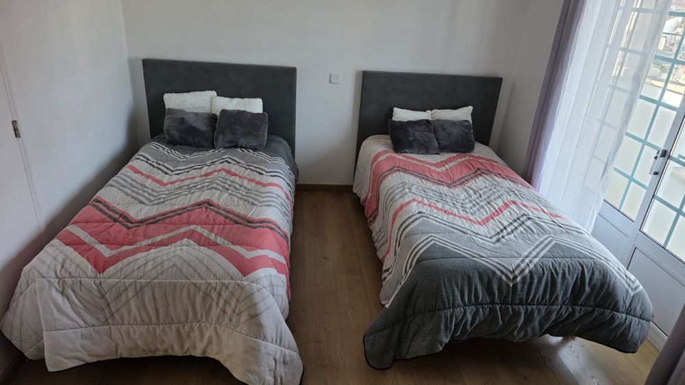 2 Camas solteiro ambas com estrados oferta de colchões, quase novos e cabeceiras
