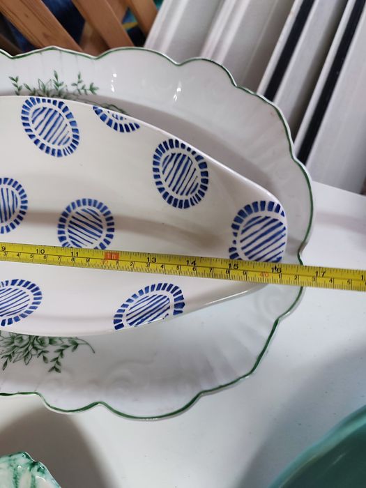 Peças de louça com design de peixe.