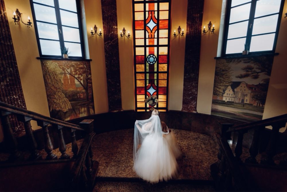 Suknia ślubna proncess z opadajacymi ramionami.