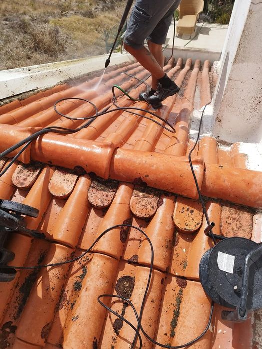 Remodelação e limpeza e impermeabilização de caleiras e limpeza de algerozes