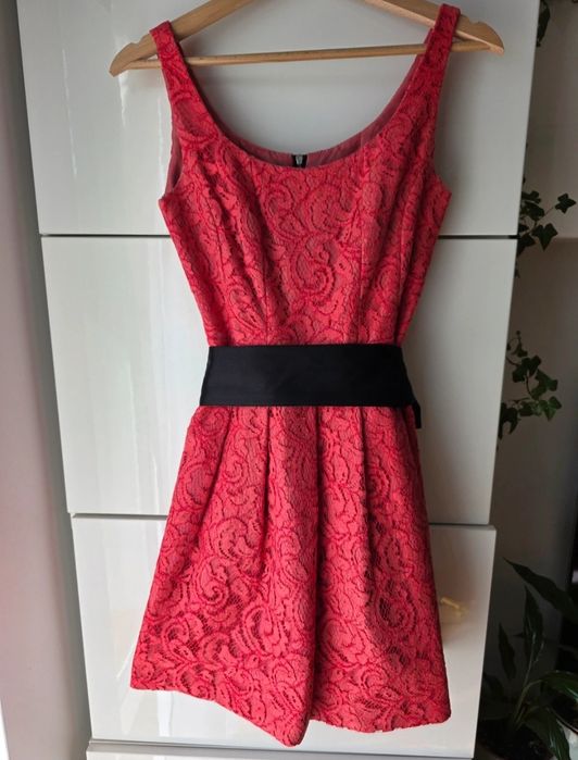 Czerwona sukienka, koronkowa, rozkloszowana.