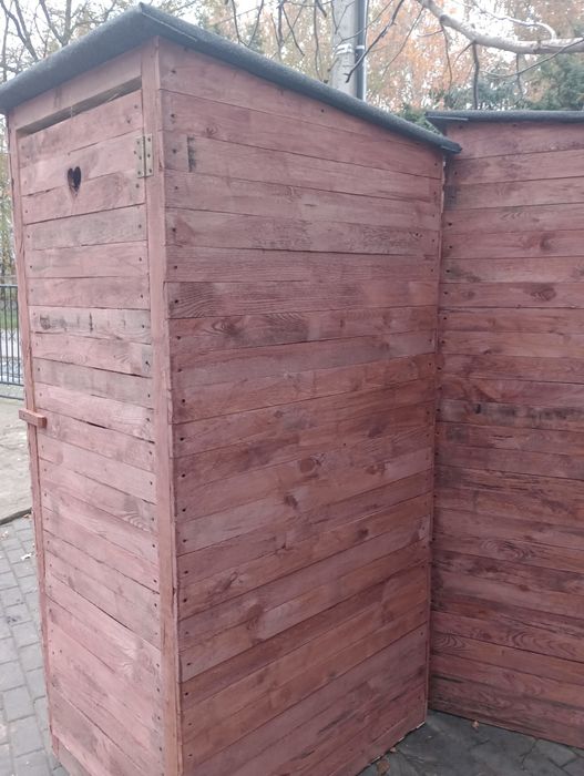 Kibelek WC drewniany.