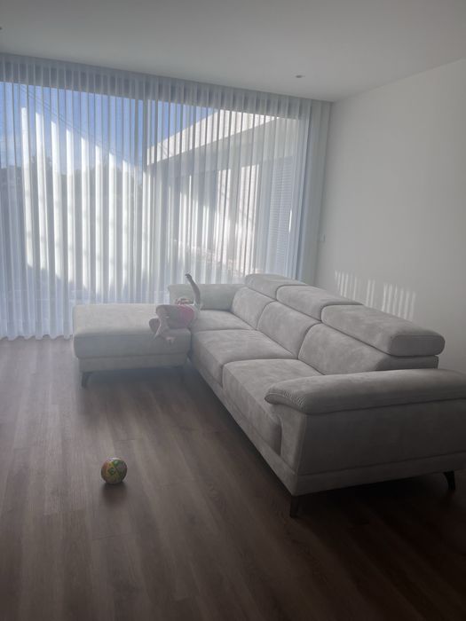 Sofa bege anti manchas e pet friendly com puff