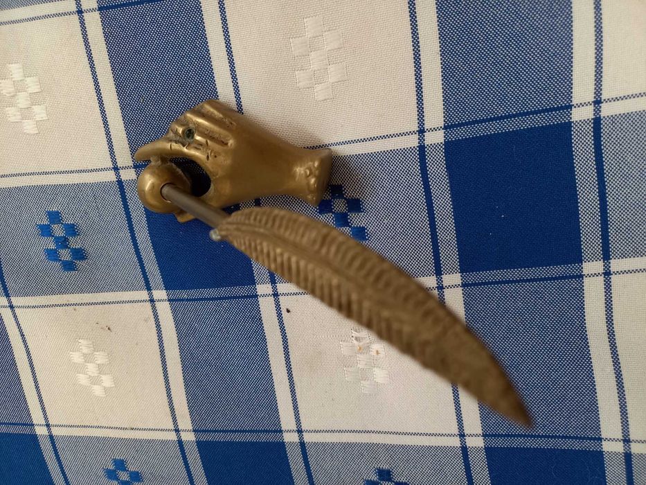 Mão com Pena Muito Antiga em Bronze Decorativa