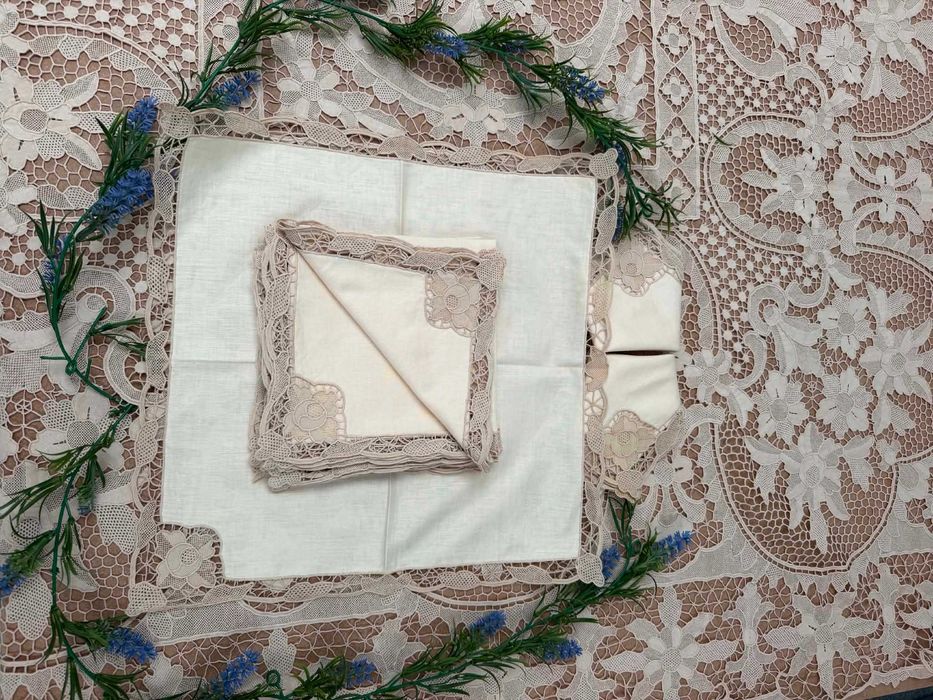 Toalha de Mesa em Linho com Renda Veneziana