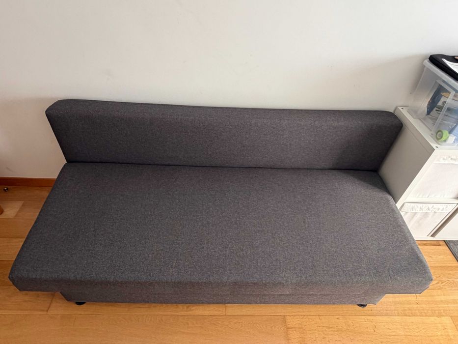 Sofá-cama dobrável com espaço para armazenamento (ótimo estado)