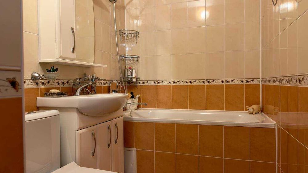 Продам будинок біля центру міста з ремонтом, гаражем та 15 сотками