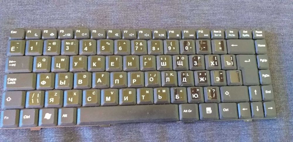 Vários teclados de laptop