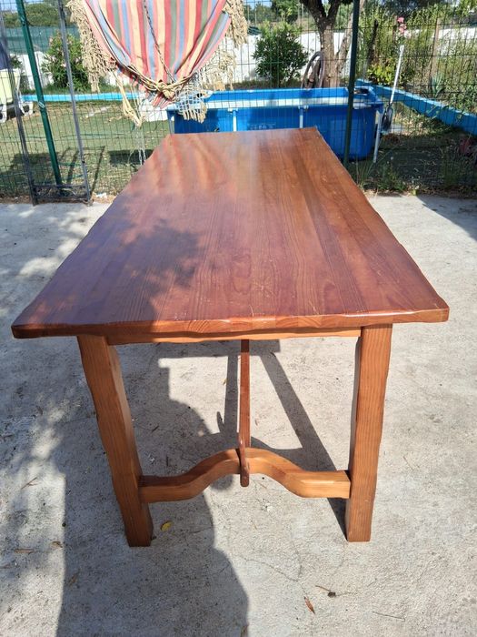 Móveis madeira com mesa e prateleiras