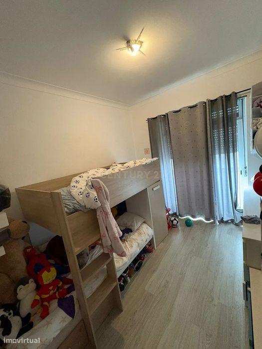 Apartamento T2 Renovado na Venda Nova – Zona Calma e Bem Localizada