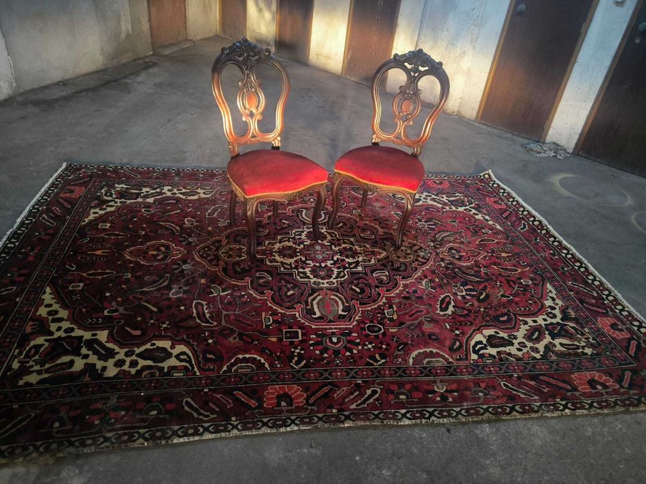 Par de cadeiras românticas com estofos em veludo bordeaux