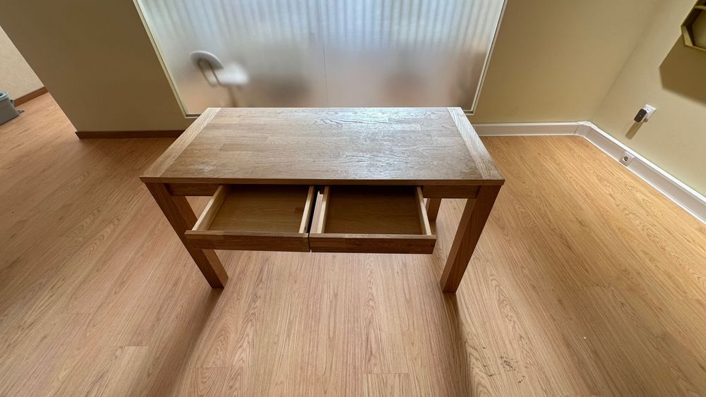 Mesa JYSK com duas gavetas - acabamento madeira