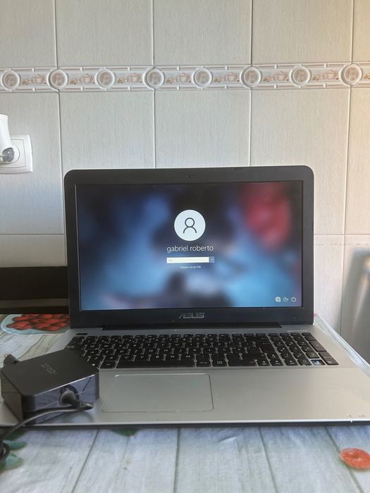 Portátil ASUS X555L + Carregador + Mochila / Bom Estado