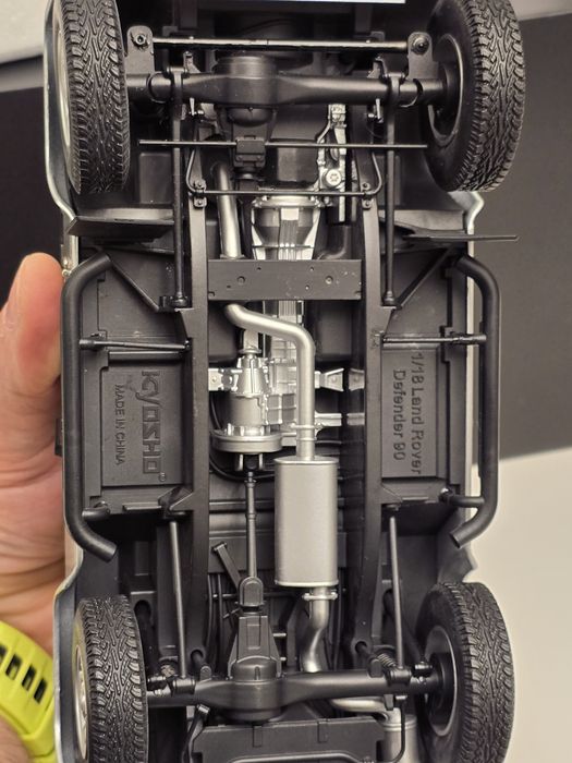 KYOSHO Land Rover Defender 90 Skala 1:18