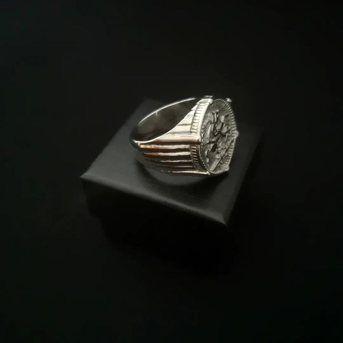 Anel Meia Libra Prateado – Design Elegante e Durável