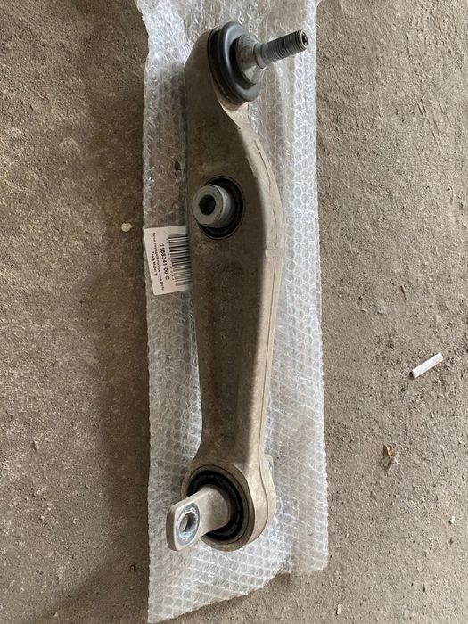 Ричаг передній поперечний  на tesla model Y