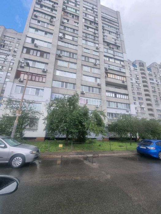 2.5% комісія продам 2 кім кв. вул. Драгоманова 31 в  метро Позняки