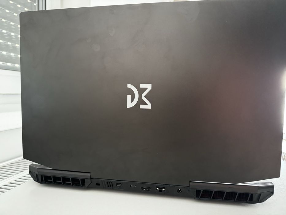 Laptop DreamMachines 17.3cali