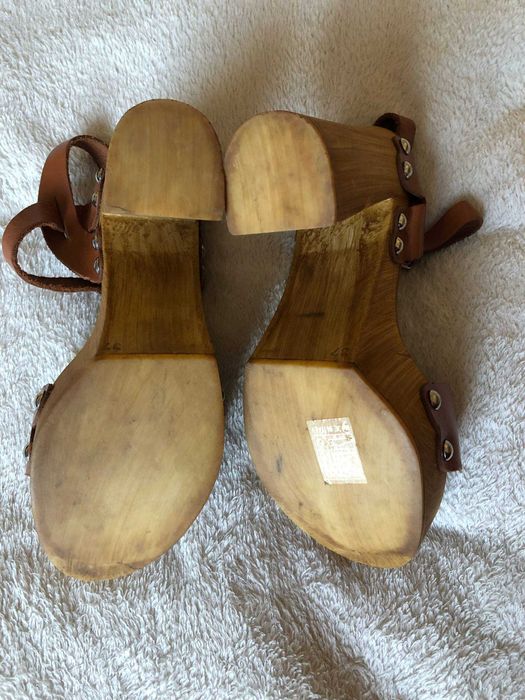 Босоніжки на дерев'яній підошві