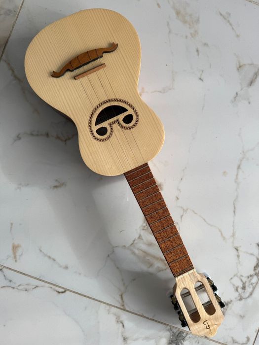 Cavaquinho de Madeira