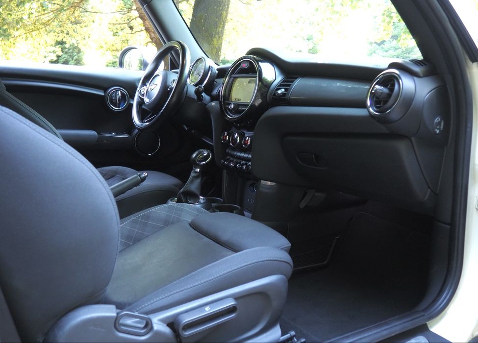 Mini Cooper 1.5 gasolina automático ,GPS, bancos em couro, estacionamento automático
