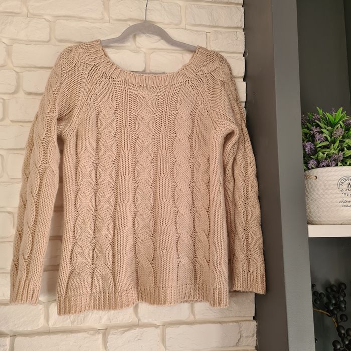 Różowy pleciony sweter