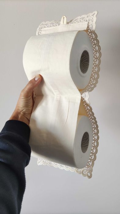 Suporte para papel higiénico bordado à mão
