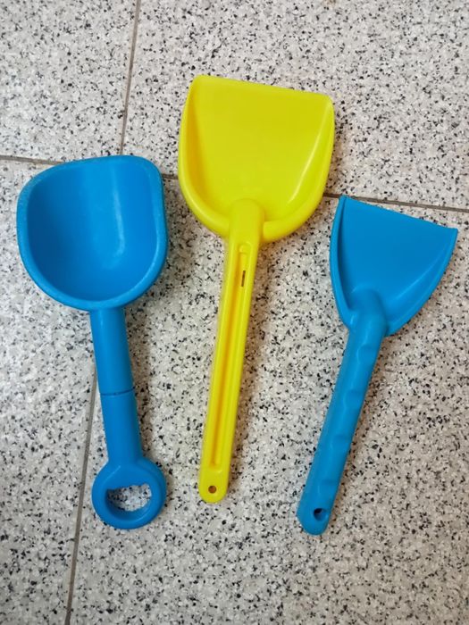 Brinquedos de praia variados