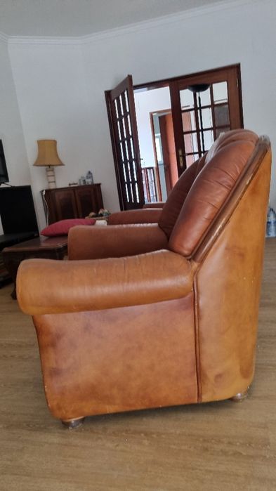 Sofá-cama e poltronas em pele