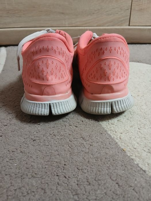 Продам класні кросівки 22см р.34-35!