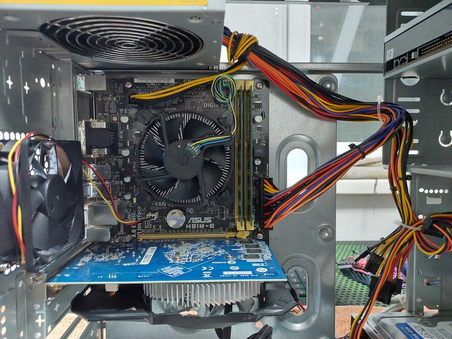 Продам компьютер i3-4330, R7 240 2gb, DDR3 16gb (8х2), SSD120, HDD1TB