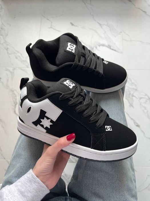 36-45 DC Court Graffik Black White