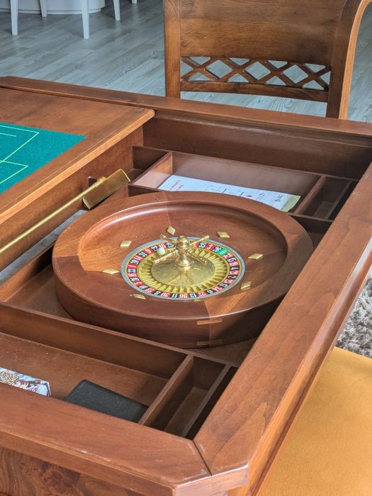 Mesa de jogo com cadeiras