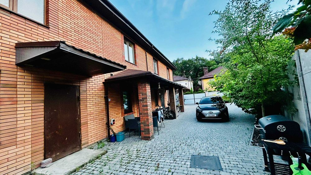 Продаж. Кутовий таун, 3 кімнати, 100 квадратів. Чорновий. До центру 5 хвилин