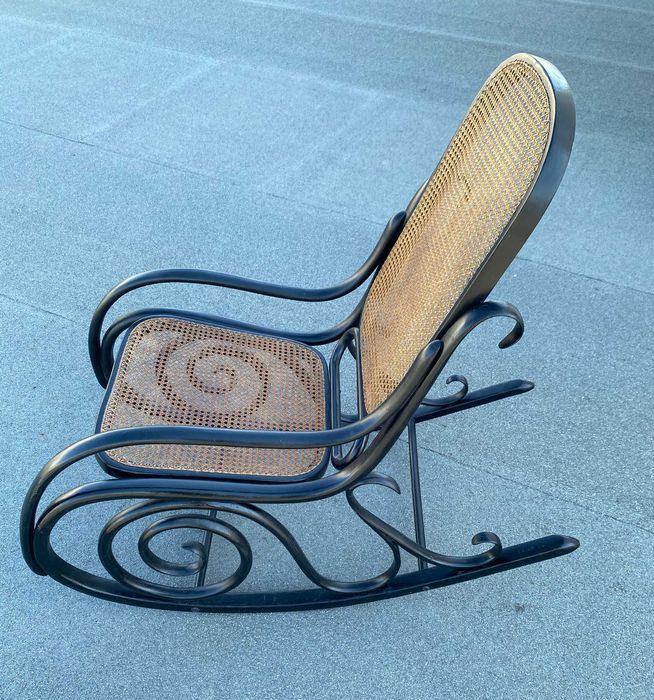 Cadeira Baloiço antiga restaurada - Estilo Thonet