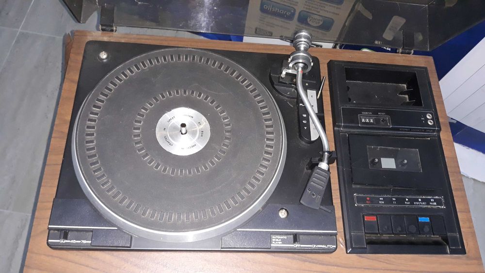 Aparelho de Musica, Radio e Giradisco e Cassete Antigo Marca, CANCY,,Preçisa de Reparaçao, vendo 25 euros