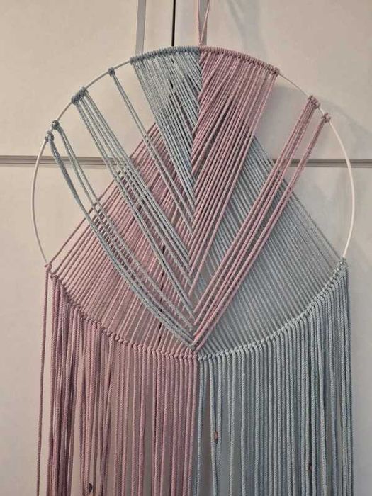 Ręcznie wykonana makrama geometryczna na kole – dekoracja ścienna boho, róż i błękit