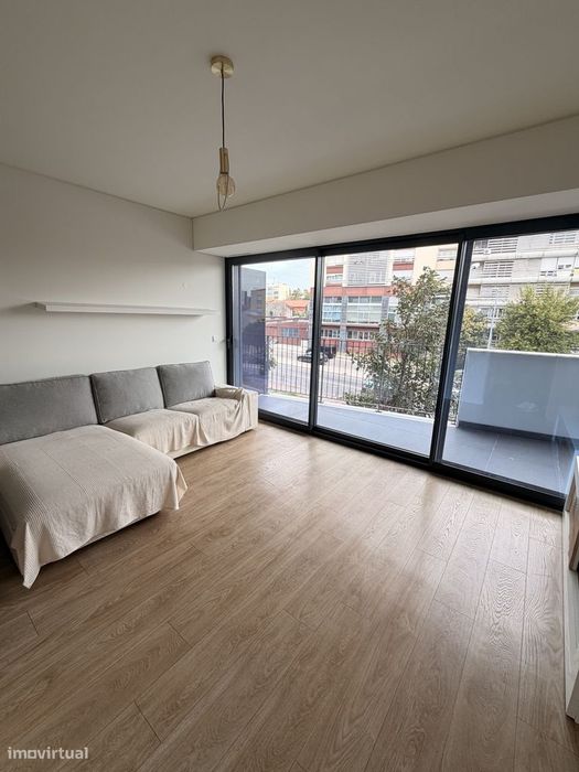 T1 moderno com varanda, elevador e ar condicionado