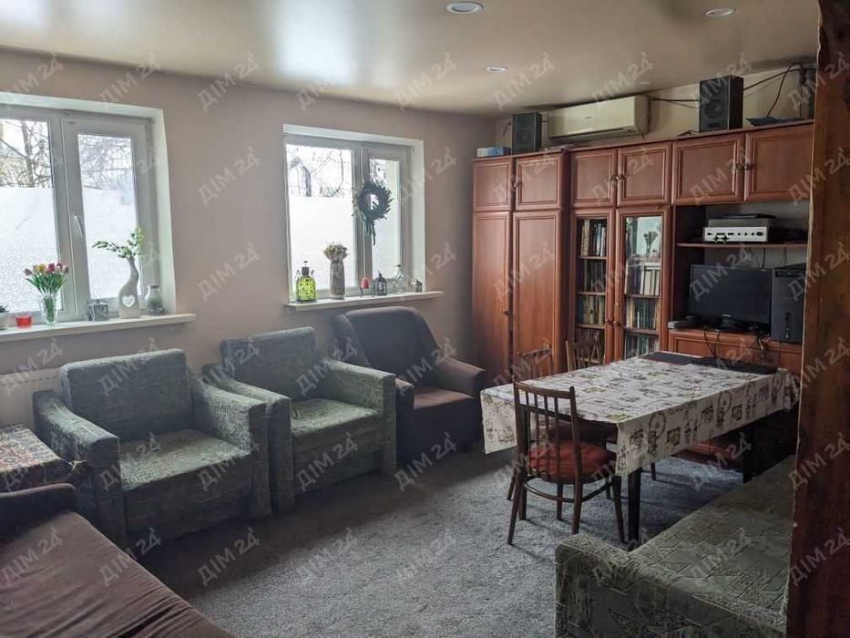 Окремий будинок біля річки