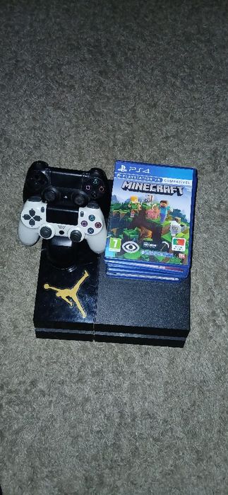 Playstation 4 (500gb) + 7  jogos + comandos + carregador