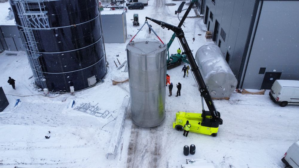 Rekokacje maszyn i zbiorników - kompaktowy żuraw elektryczny 18 TON