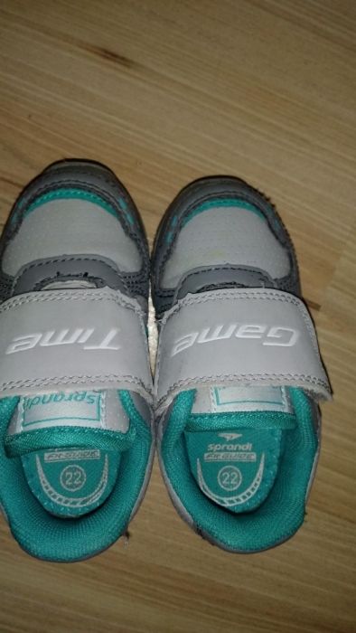Adidaski roz. 22