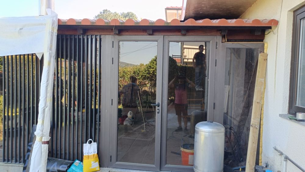 Frente em vidro com 3 portas