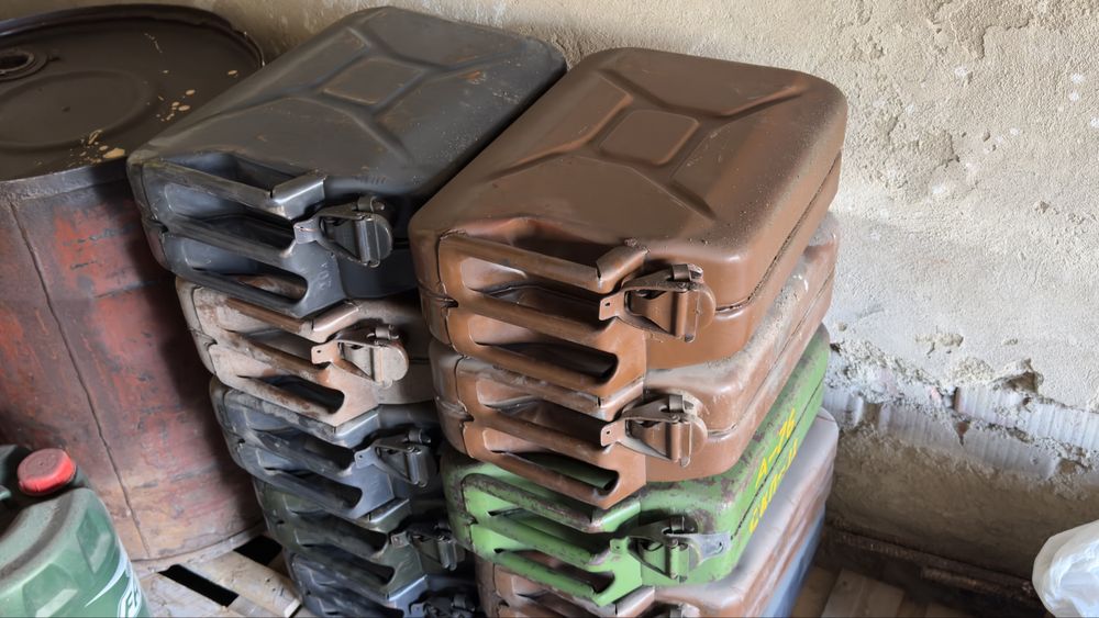 20 литров канистры