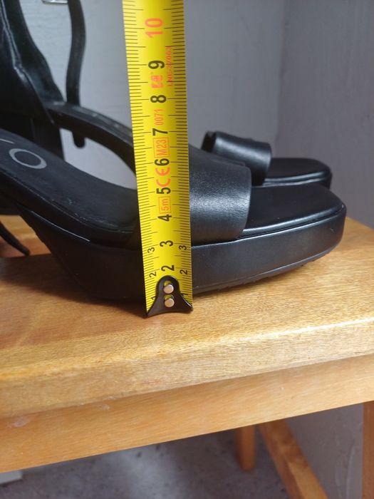 Skórzane sandałki Ryłko na grubym obcasie r.39