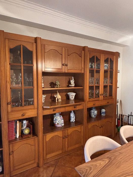 Móvel em Nogueira paga sala de jantar