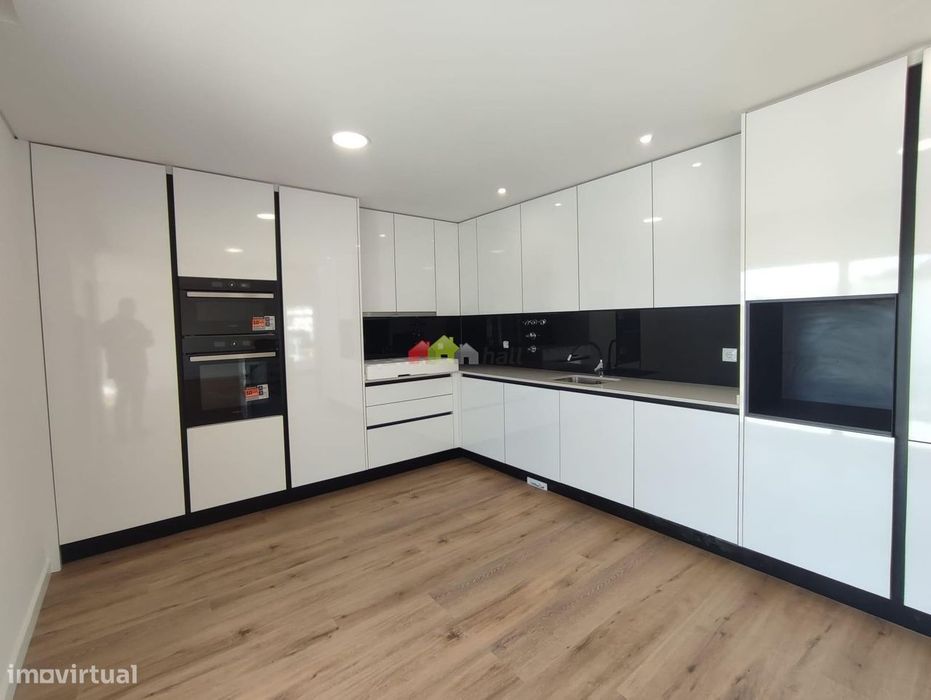 Apartamento T1 c/ arrecadação em Vale de Milhaços
