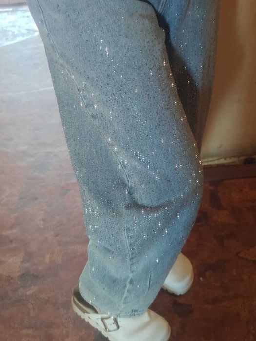 Продаю джинсы со стразами ,размер 42(XL)