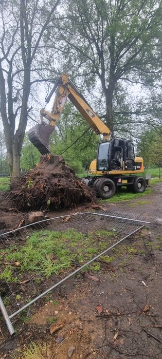 Budowa dróg podjazdów parkingów wyburzenia rozbiórki koparka